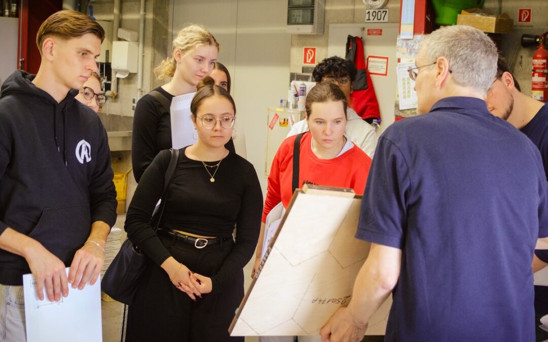 Neugierige Grafik-Design-Studierende zu Besuch