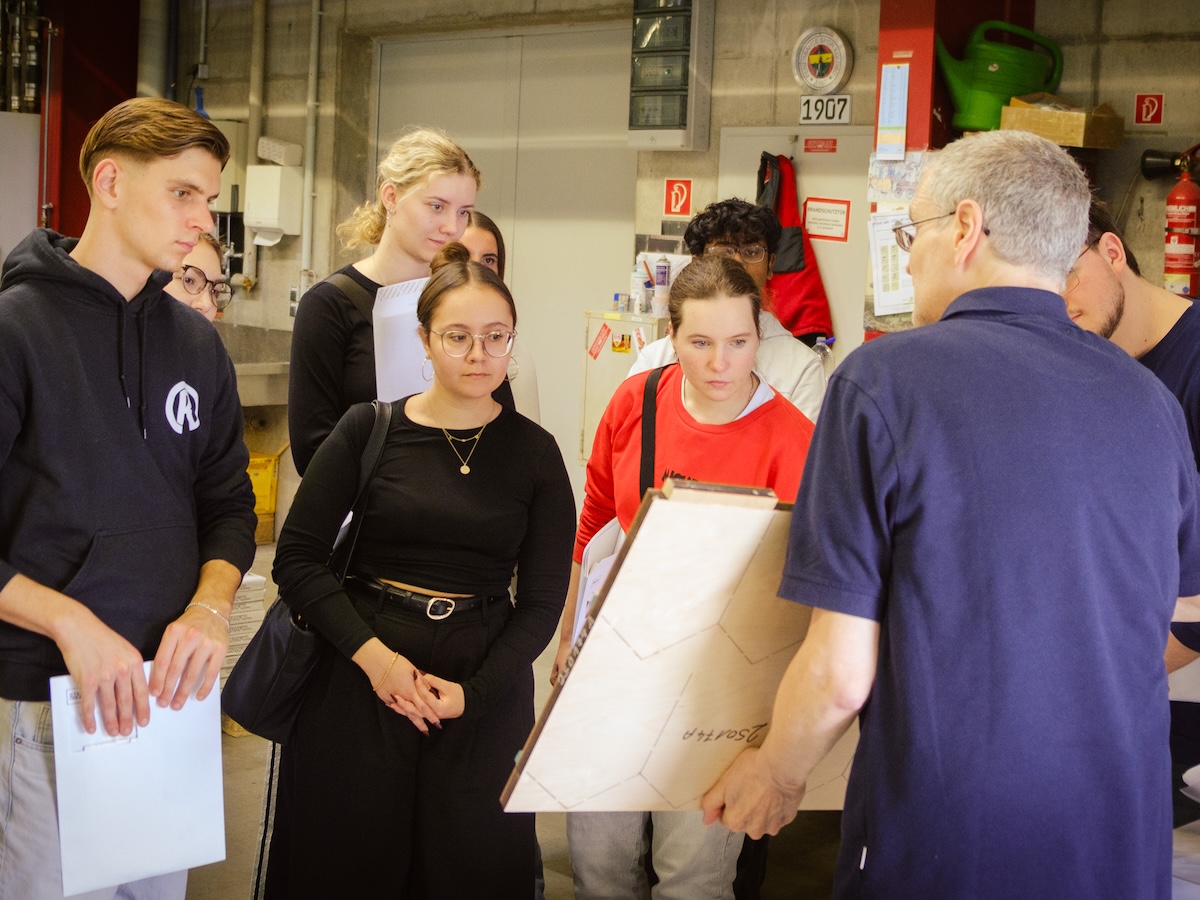 Neugierige Grafik-Design-Studierende zu Besuch